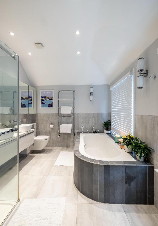 Dream House London With Gym, Cinema And Housekeeper Villa อีลลิง ภายนอก รูปภาพ